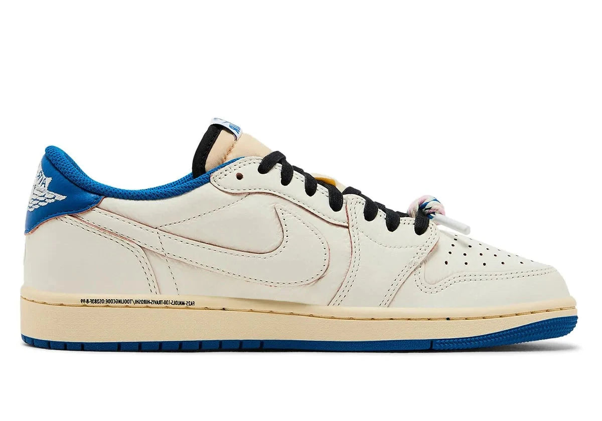 Baskets Jordan 1 Low OG SP Travis Scott x Fragment – coloris Sail Military Blue avec Swoosh inversé