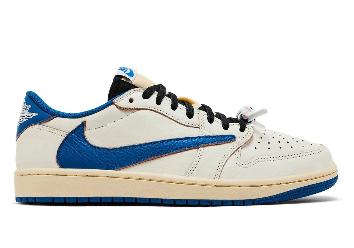 Baskets Jordan 1 Low OG SP Travis Scott x Fragment – coloris Sail Military Blue avec Swoosh inversé