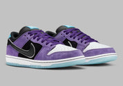 chaussure de ville Nike SB Dunk Low Hayley Wilson  , noir , violet , blanc , bleu , semelle confortable , vue de 3/4