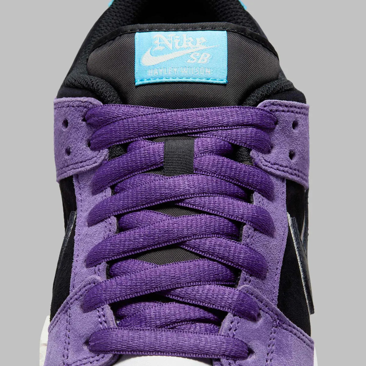 chaussure de ville Nike SB Dunk Low Hayley Wilson  , noir , violet , blanc , bleu , semelle confortable , vue de face
