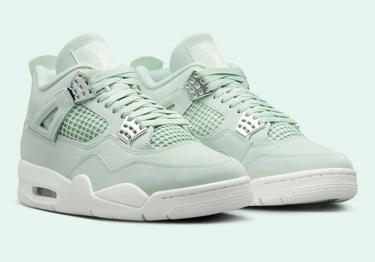Baskets Air Jordan 4 Retro Seafoam Sail – silhouette légendaire associant héritage basket et modernité, couleur vert clair, vue de face 3/4