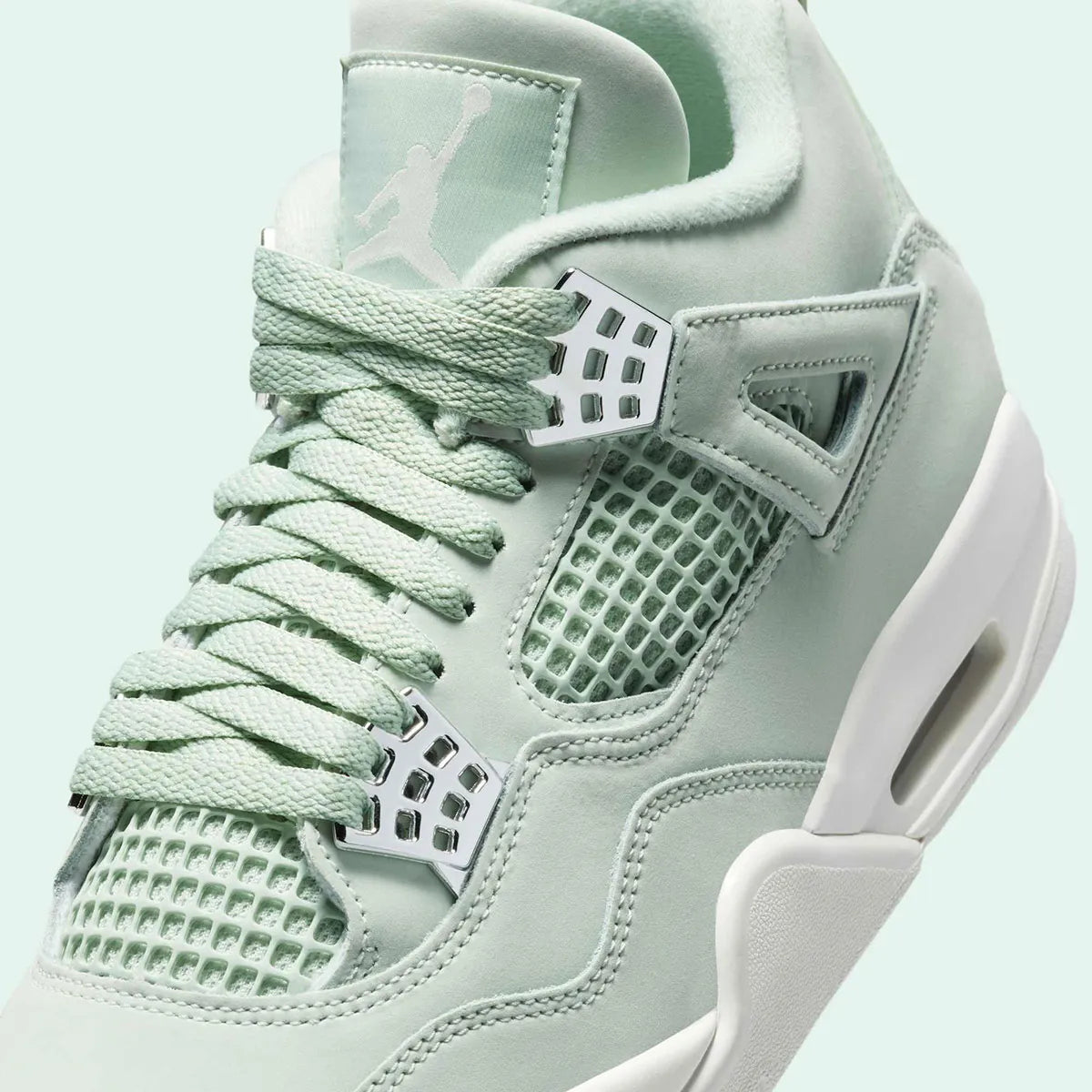 Baskets Air Jordan 4 Retro Seafoam Sail – silhouette légendaire associant héritage basket et modernité, couleur vert clair, vue de haut 3/4