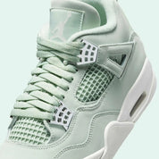 Baskets Air Jordan 4 Retro Seafoam Sail – silhouette légendaire associant héritage basket et modernité, couleur vert clair, vue de haut 3/4