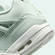Baskets Air Jordan 4 Retro Seafoam Sail – silhouette légendaire associant héritage basket et modernité, couleur vert clair, vue du bas 3/4