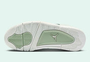 Baskets Air Jordan 4 Retro Seafoam Sail – silhouette légendaire associant héritage basket et modernité, couleur vert clair, vue du bas