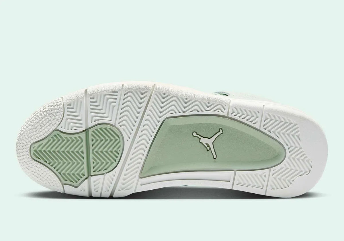 Baskets Air Jordan 4 Retro Seafoam Sail – silhouette légendaire associant héritage basket et modernité, couleur vert clair, vue du bas