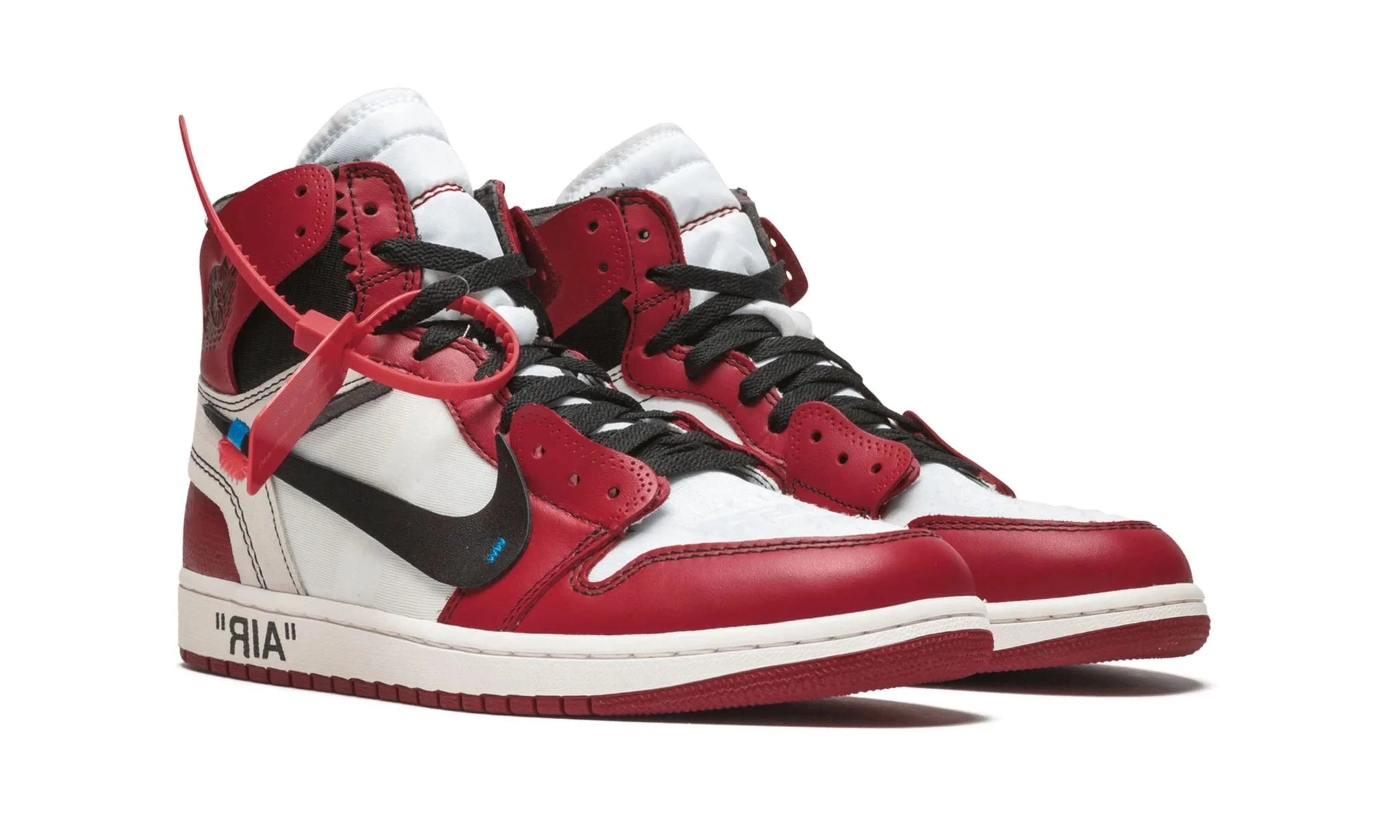 Air Jordan 1 Retro High Off-White Chicago – sneakers rouges, blanches et noires avec design déconstruit signé Virgil Abloh, vue de profil
