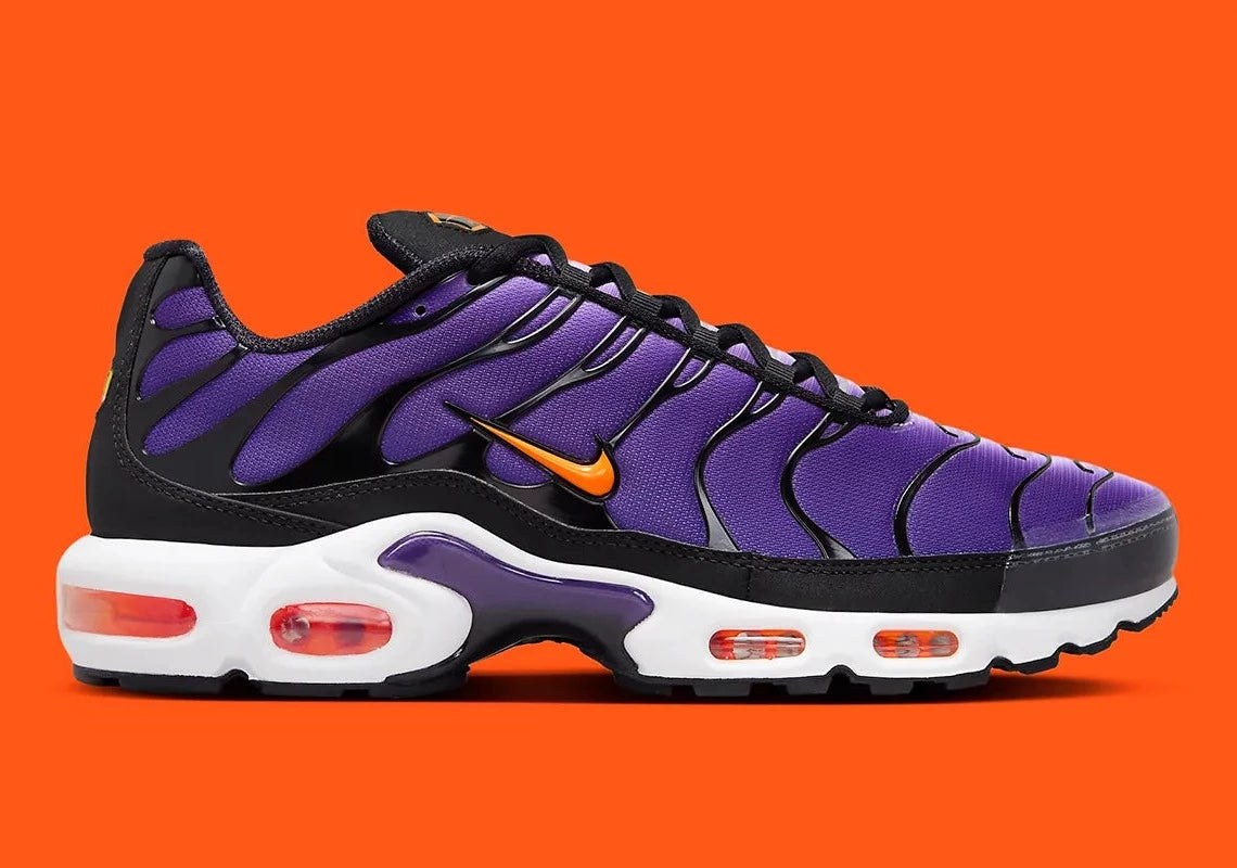 Nike Air Max Plus OG Voltage Purple (2024), sneaker TN en mesh dégradé violet et noir, avec cages TPU ondulées emblématiques et amorti Tuned Air. (vue de profil)