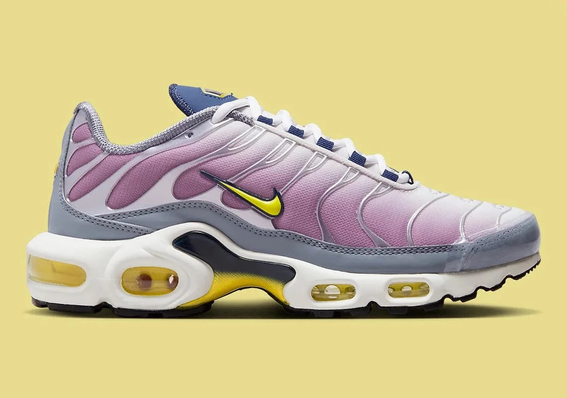 Nike Air Max Plus Violet Dust High Voltage, sneaker TN en mesh Violet Dust, avec détails jaunes High Voltage, cages TPU ondulées et amorti Tuned Air. (vue de profil)