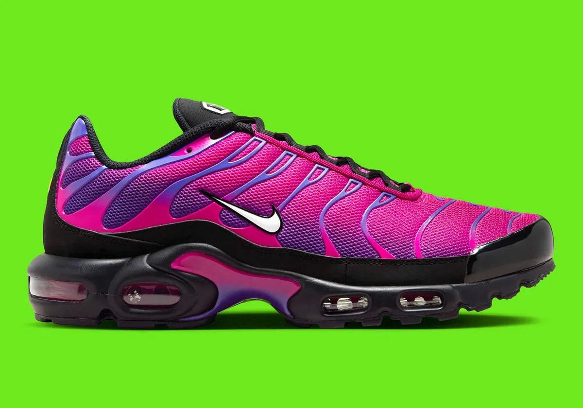 Nike Air Max Plus Rebellious Air Fireberry, sneaker TN avec tige en mesh dégradé rose Fireberry, cages TPU ondulées noires et amorti Tuned Air. (vue de profil)