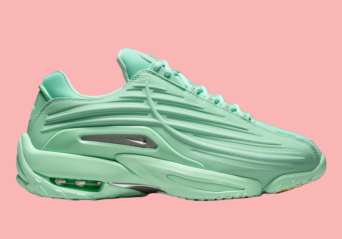 Nike Hot Step 2 Drake NOCTA Mint Foam – sneaker futuriste en cuir et mesh vert menthe avec détails réfléchissants et technologie Nike Air, vue de face