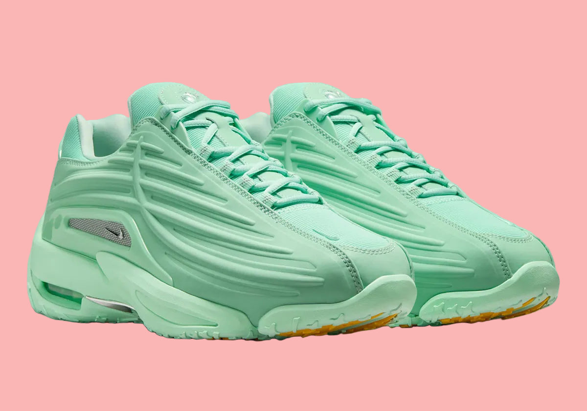 Nike Hot Step 2 Drake NOCTA Mint Foam – sneaker futuriste en cuir et mesh vert menthe avec détails réfléchissants et technologie Nike Air, vue de profil