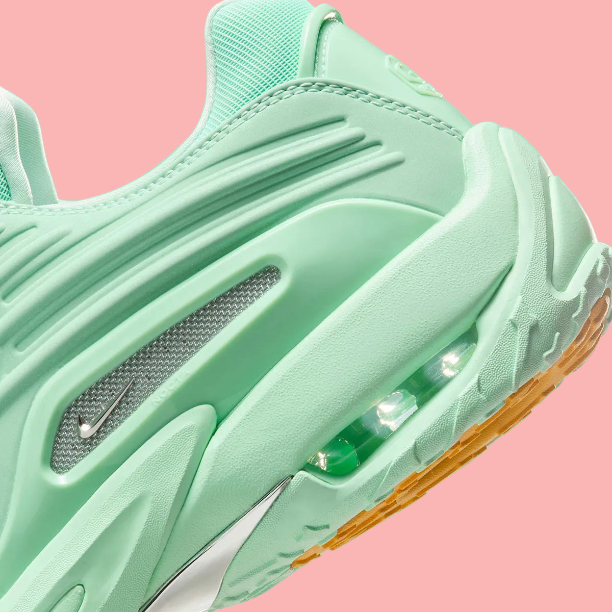 Nike Hot Step 2 Drake NOCTA Mint Foam – sneaker futuriste en cuir et mesh vert menthe avec détails réfléchissants et technologie Nike Air, vue zoomer arrière