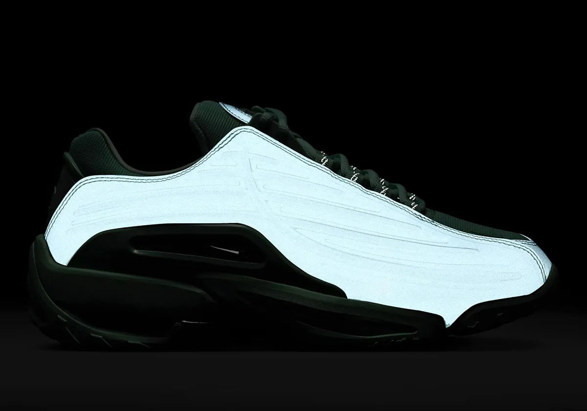 Nike Hot Step 2 Drake NOCTA Mint Foam – sneaker futuriste en cuir et mesh vert menthe avec détails réfléchissants et technologie Nike Air, vue dans le noir avec aspect réfléchissant
