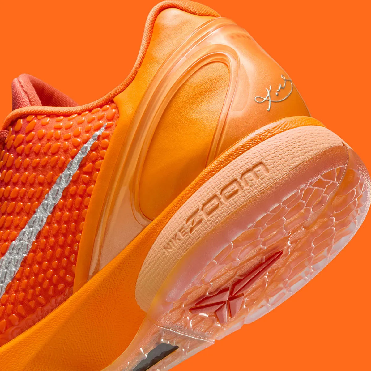 chaussure de basket-ball kobe 6 protro total orange , chausssure très légère , vu de coté