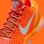 chaussure de basket-ball kobe 6 protro total orange , chausssure très légère , vu de coté