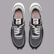 sacai x Nike LDWaffle Black – sneaker collaboration en mesh noir, cuir et suède avec double Swoosh et semelle empilée, vue de haut