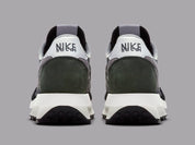 sacai x Nike LDWaffle Black – sneaker collaboration en mesh noir, cuir et suède avec double Swoosh et semelle empilée, vue de dos