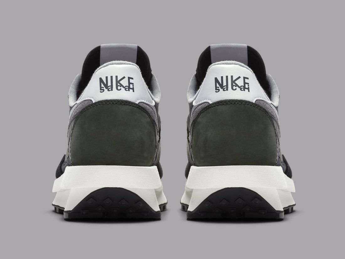 sacai x Nike LDWaffle Black – sneaker collaboration en mesh noir, cuir et suède avec double Swoosh et semelle empilée, vue de dos