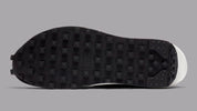 sacai x Nike LDWaffle Black – sneaker collaboration en mesh noir, cuir et suède avec double Swoosh et semelle empilée, vue de la semelle