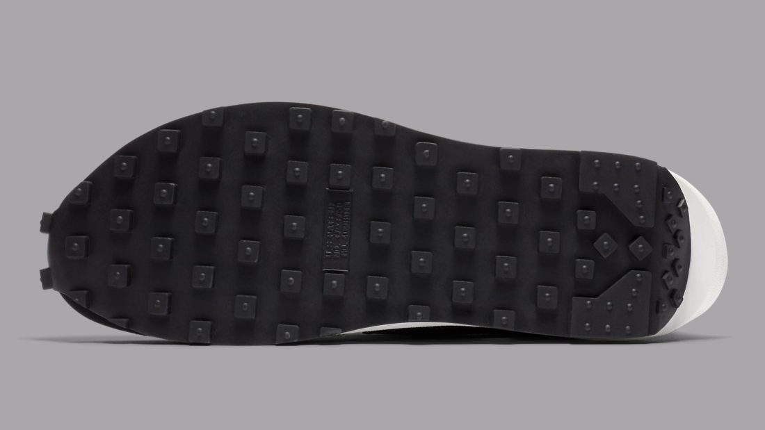 sacai x Nike LDWaffle Black – sneaker collaboration en mesh noir, cuir et suède avec double Swoosh et semelle empilée, vue de la semelle
