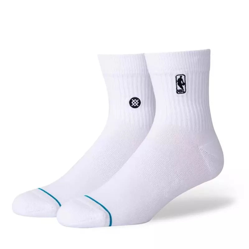 Stance NBA Logoman ST QTR blanche – chaussettes NBA courtes avec logo officiel et coton premium, vue de coter
