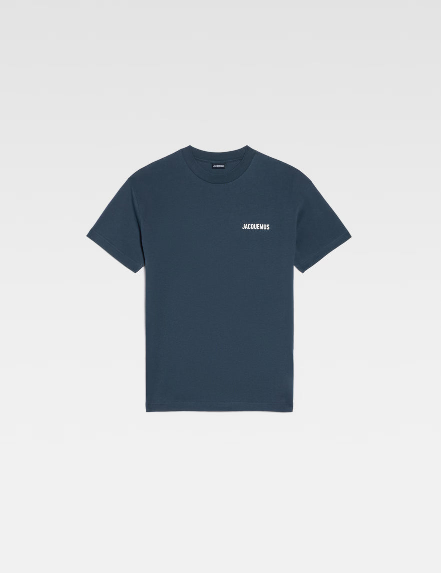 TEE SHIRT JACQUEMUS BLEU MARINE A LOGO IMPRIME BLANC SUR LE COEUR