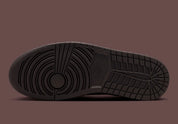 Jordan 1 Retro Low OG SP Travis Scott Velvet Brown – sneaker en daim marron avec Swoosh inversé crème et détails Cactus Jack , vue semelle