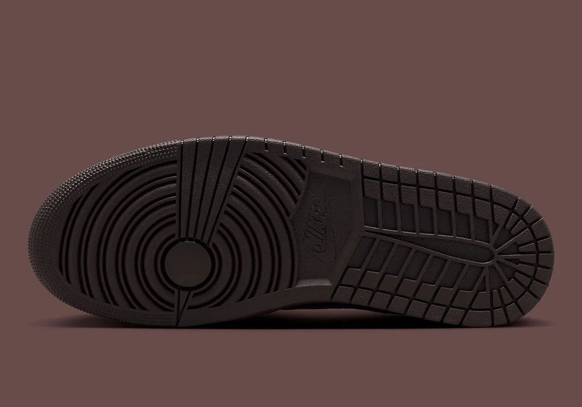 Jordan 1 Retro Low OG SP Travis Scott Velvet Brown – sneaker en daim marron avec Swoosh inversé crème et détails Cactus Jack , vue semelle