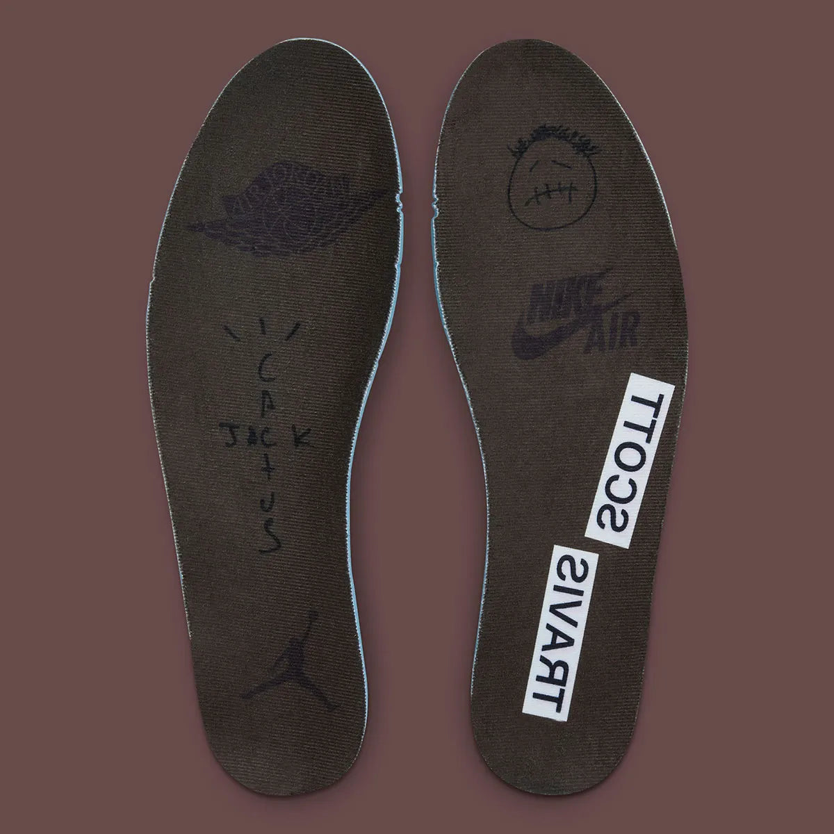 Jordan 1 Retro Low OG SP Travis Scott Velvet Brown – sneaker en daim marron avec Swoosh inversé crème et détails Cactus Jack , vue de la semelle intérieur