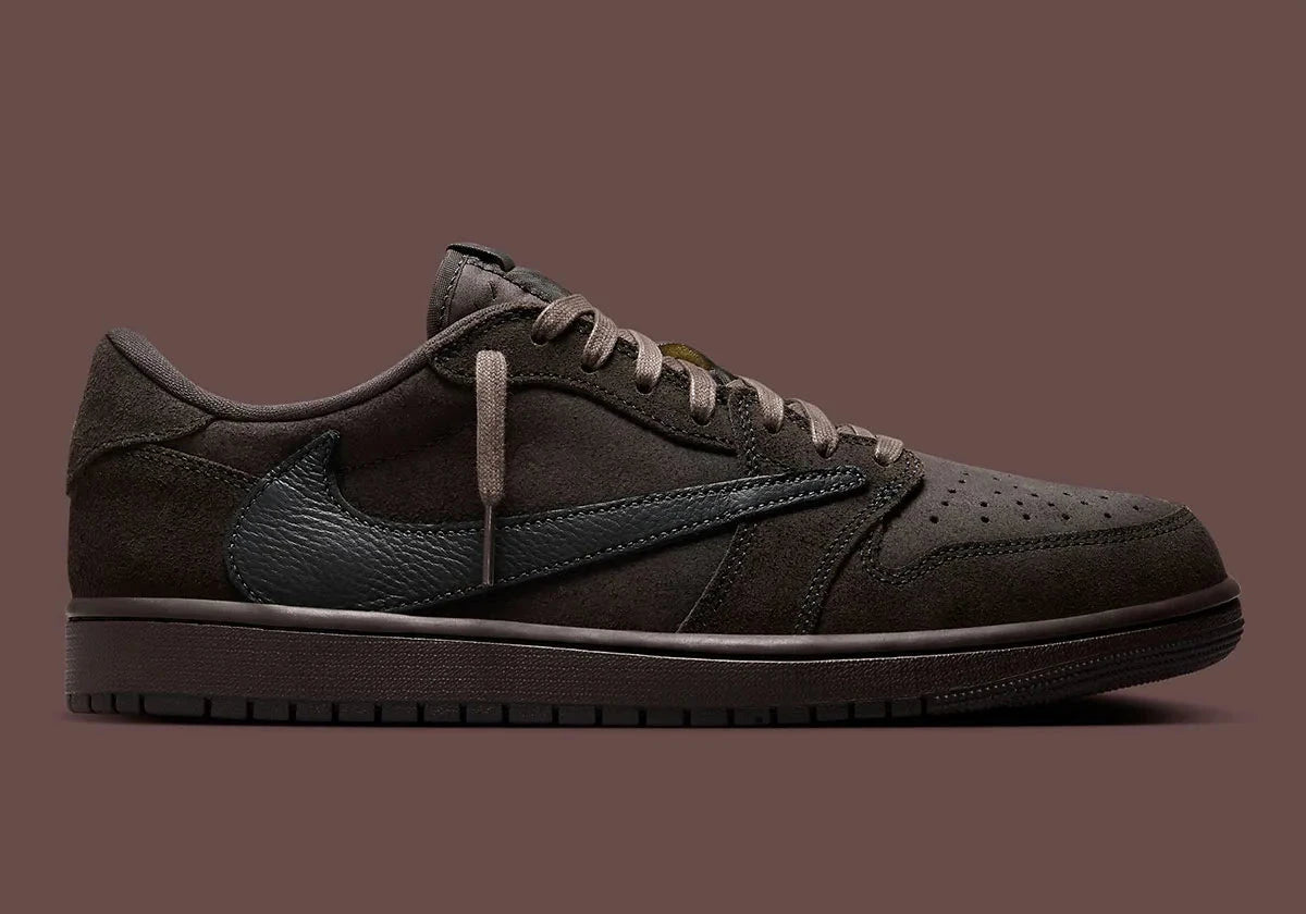 Jordan 1 Retro Low OG SP Travis Scott Velvet Brown – sneaker en daim marron avec Swoosh inversé crème et détails Cactus Jack , vue de face