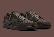 Jordan 1 Retro Low OG SP Travis Scott Velvet Brown – sneaker en daim marron avec Swoosh inversé crème et détails Cactus Jack , vue de profil