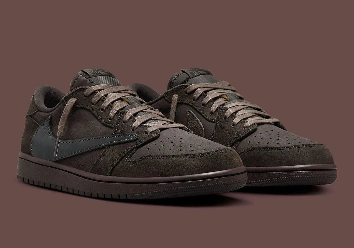 Jordan 1 Retro Low OG SP Travis Scott Velvet Brown – sneaker en daim marron avec Swoosh inversé crème et détails Cactus Jack , vue de profil