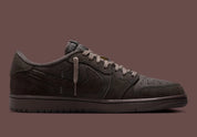 Jordan 1 Retro Low OG SP Travis Scott Velvet Brown – sneaker en daim marron avec Swoosh inversé crème et détails Cactus Jack , vue de coter