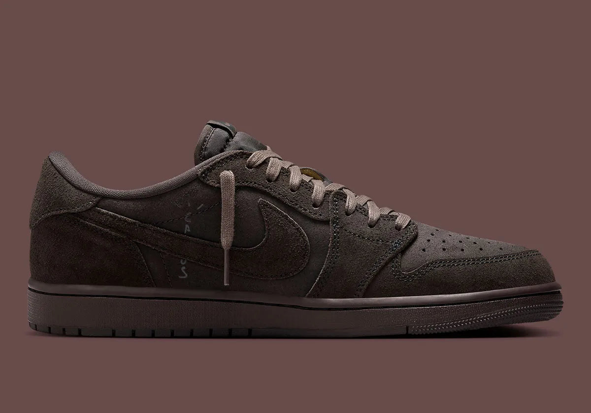 Jordan 1 Retro Low OG SP Travis Scott Velvet Brown – sneaker en daim marron avec Swoosh inversé crème et détails Cactus Jack , vue de coter