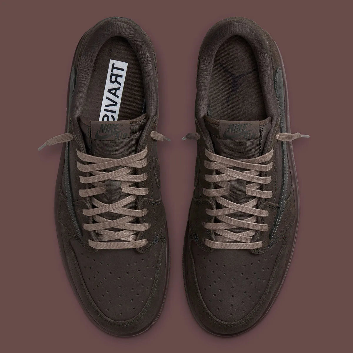 Jordan 1 Retro Low OG SP Travis Scott Velvet Brown – sneaker en daim marron avec Swoosh inversé crème et détails Cactus Jack , vue de haut