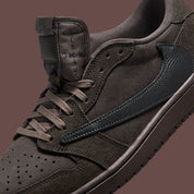 Jordan 1 Retro Low OG SP Travis Scott Velvet Brown – sneaker en daim marron avec Swoosh inversé crème et détails Cactus Jack , vue zoomer coter