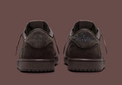 Jordan 1 Retro Low OG SP Travis Scott Velvet Brown – sneaker en daim marron avec Swoosh inversé crème et détails Cactus Jack , vue arrière