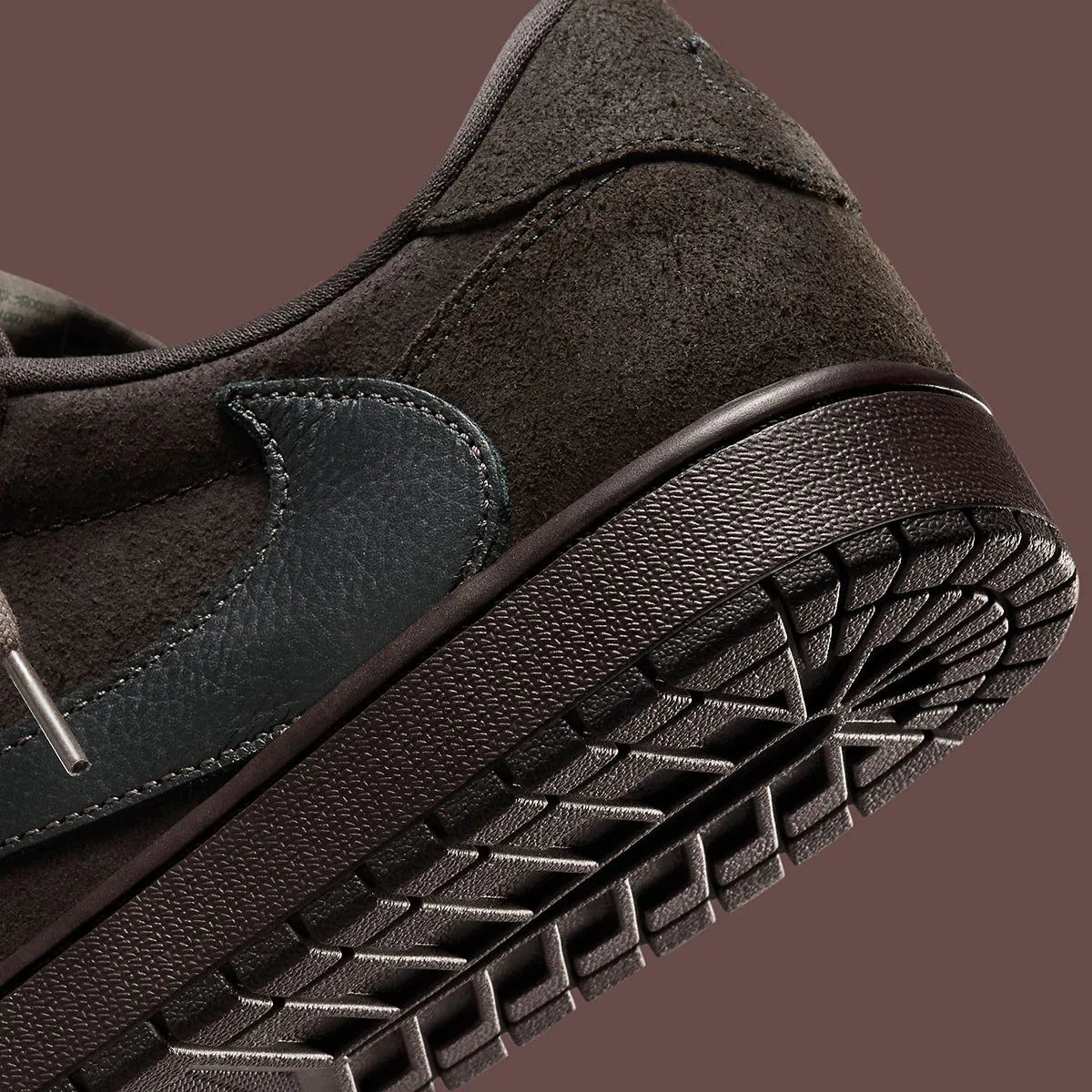 Jordan 1 Retro Low OG SP Travis Scott Velvet Brown – sneaker en daim marron avec Swoosh inversé crème et détails Cactus Jack , vue zoomer arrière