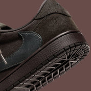 Jordan 1 Retro Low OG SP Travis Scott Velvet Brown – sneaker en daim marron avec Swoosh inversé crème et détails Cactus Jack , vue zoomer arrière