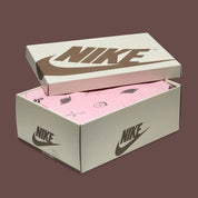 Jordan 1 Retro Low OG SP Travis Scott Velvet Brown – sneaker en daim marron avec Swoosh inversé crème et détails Cactus Jack , vue de la boite