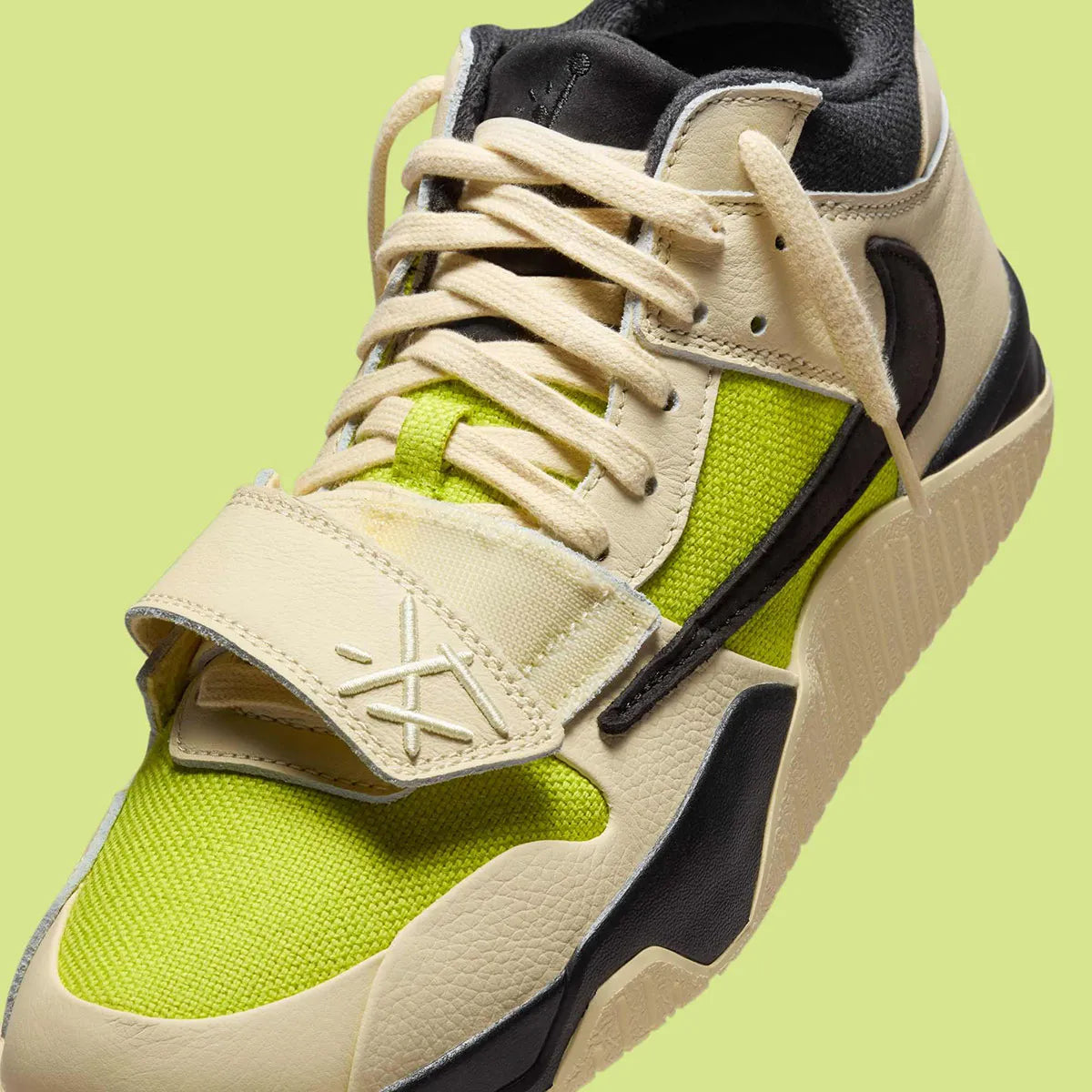 Chaussure de ville jumpman jack travis scott beige et jaune, vert lime, semelle confortable, vue de coté