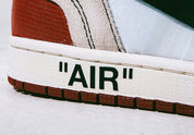 Air Jordan 1 Retro High Off-White Chicago – sneakers rouges, blanches et noires avec design déconstruit signé Virgil Abloh, vue zoomer logo AIR