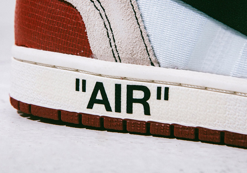 Air Jordan 1 Retro High Off-White Chicago – sneakers rouges, blanches et noires avec design déconstruit signé Virgil Abloh, vue zoomer logo AIR