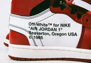 Air Jordan 1 Retro High Off-White Chicago – sneakers rouges, blanches et noires avec design déconstruit signé Virgil Abloh, vue zoomer écriture