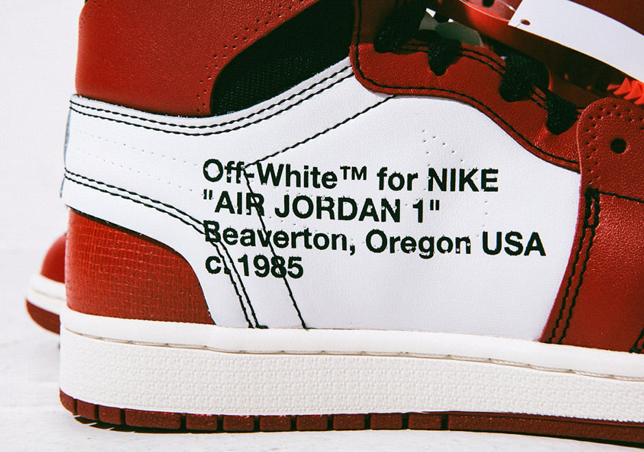 Air Jordan 1 Retro High Off-White Chicago – sneakers rouges, blanches et noires avec design déconstruit signé Virgil Abloh, vue zoomer écriture