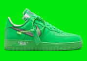 Image de la Nike Air Force 1 Low Off-White Light Green Spark, sneaker collaborative en cuir vert vif, avec Swoosh argenté métallique, zip tie Off-White et semelle AF1