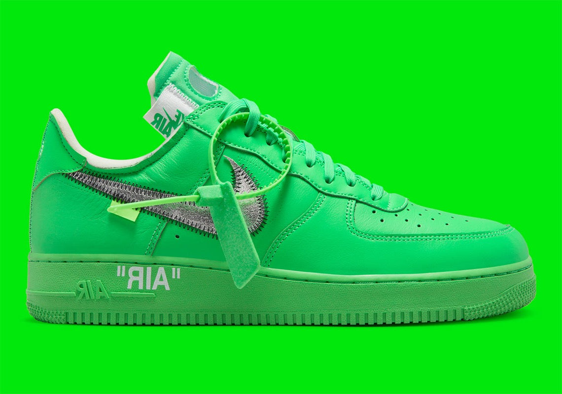 Image de la Nike Air Force 1 Low Off-White Light Green Spark, sneaker collaborative en cuir vert vif, avec Swoosh argenté métallique, zip tie Off-White et semelle AF1