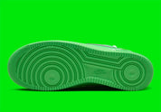 Image de la Nike Air Force 1 Low Off-White Light Green Spark, sneaker collaborative en cuir vert vif, avec Swoosh argenté métallique, zip tie Off-White et semelle AF1