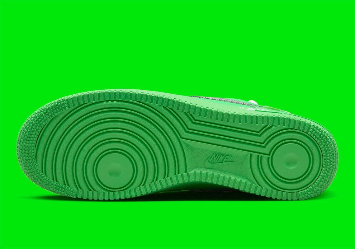 Image de la Nike Air Force 1 Low Off-White Light Green Spark, sneaker collaborative en cuir vert vif, avec Swoosh argenté métallique, zip tie Off-White et semelle AF1
